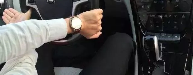 打死方向盤會使助力泵總是處于繃緊狀態，對助力泵造成較大的損傷