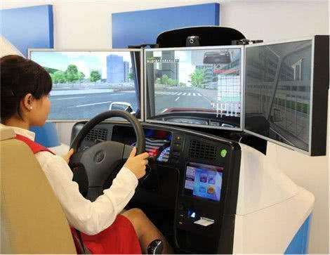 當我坐上這個模擬器的時候,雖然跟真車有點區別,但所有的方向盤檔位離合剎車油門都是跟真車設置的一樣,練習的軟件也是跟考試的一樣。